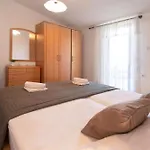 Ama - First Floor Apartmán
