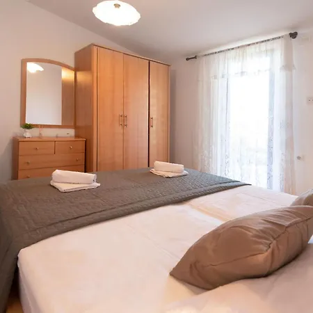 Ama - First Floor Apartmán