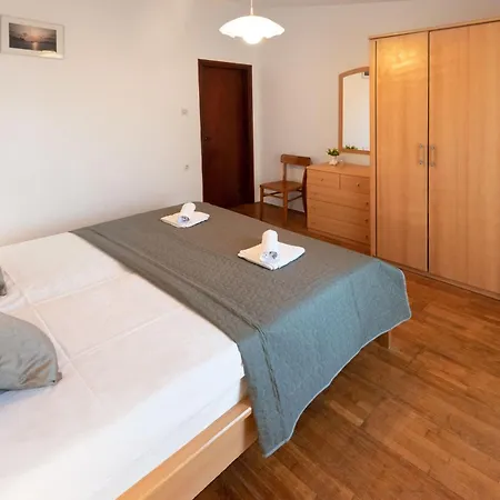 Ama - First Floor Apartmán *