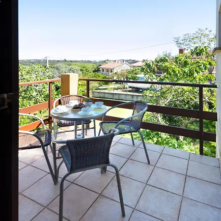 Ama - First Floor Apartment Banjole